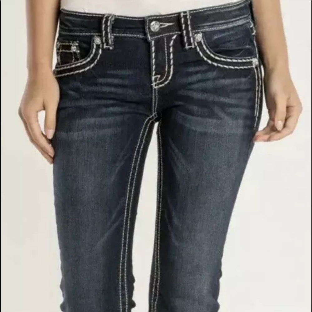 Miss Me Crystal Distressed Easy Crop Capri’s Sz 28